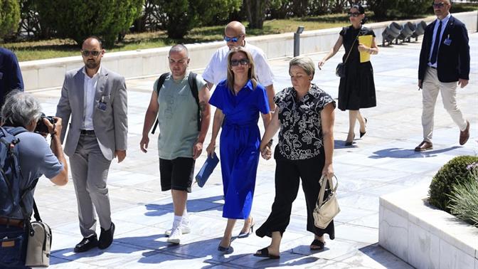 1,3 εκατομμύρια υπογραφές για την κατάργηση του άρθρου 86 κατέθεσε στη Βουλή η Καρυστιανού