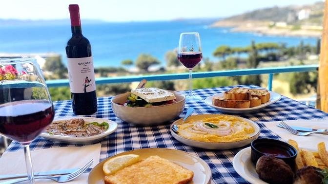 Η Θέα στην Κερατέα είναι το τέλειο ταβερνάκι για μετά τις βουτιές