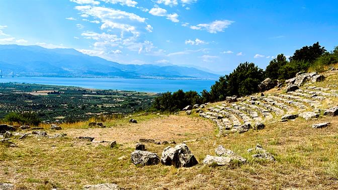 Στη Μακύνεια θα βρεις το αρχαίο θέατρο με την ωραιότερη θέα στην Ελλάδα
