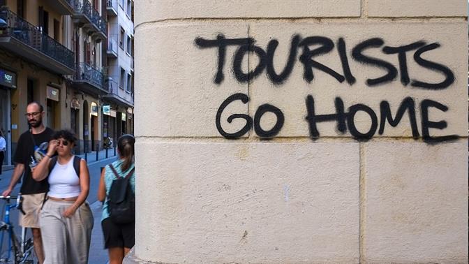 Tourists Go Home: Μήπως ήρθε η ώρα να φτάσει το «αντιτουριστικό» κίνημα και στην Ελλάδα;