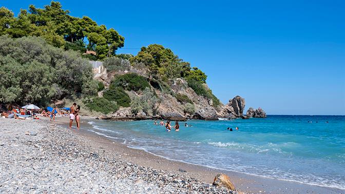 Γιατί είναι η Ερωτοσπηλιά η δημοφιλέστερη παραλία της Αττικής;
