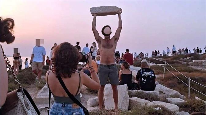 Σάλος με φωτογραφία τουρίστα που πόζαρε με αρχαίο μάρμαρο στην Πορτάρα