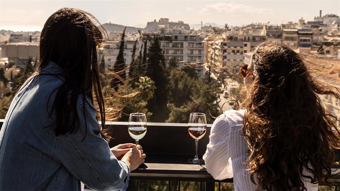 Στις ταράτσες των ξενοδοχείων πίνονται τα πιο ωραία κοκτέιλ