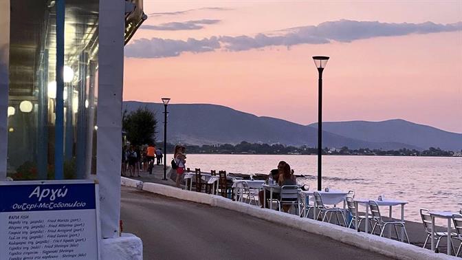 Οι καλύτερες ψαροταβέρνες στη Νέα Μάκρη για μεζέδες και ουζάκια δίπλα στο κύμα