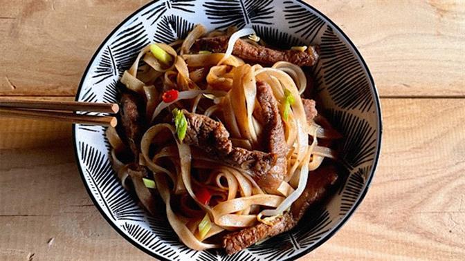 Πικάντικα noodles ρυζιού με μοσχάρι