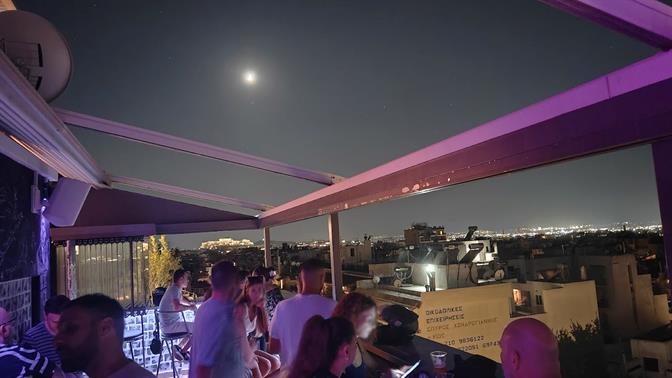Κι όμως, η Κυψέλη έχει νέα ταράτσα και τη λένε Κόκορα