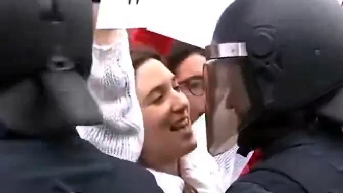 Viral έγινε διαδηλώτρια στην Ισπανία που φλέρταρε με αστυνομικό σε πορεία