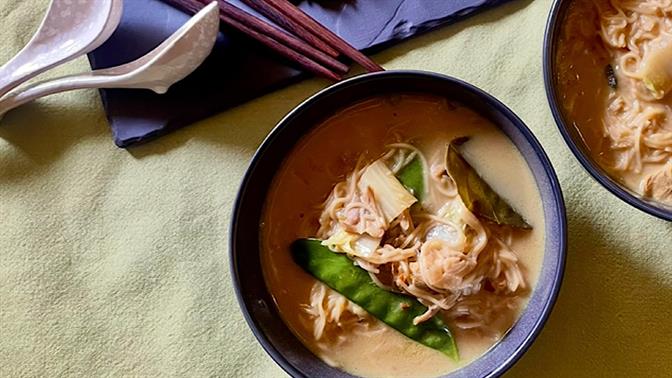 Μαλαισιανή σούπα laksa με κοτόπουλο και φιδέ