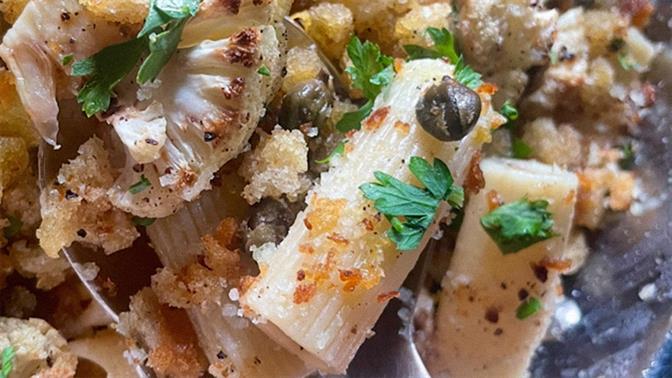 Ριγκατόνι με ψητό κουνουπίδι, τηγανιτή κάππαρη και ψίχουλα ψωμιού