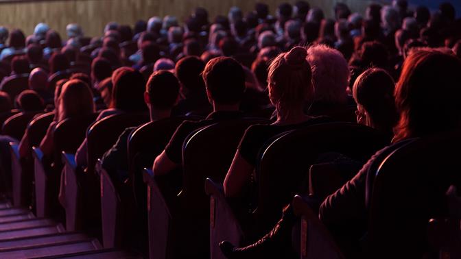 Γιατί μας πιάνει FOMO με τις sold out παραστάσεις;