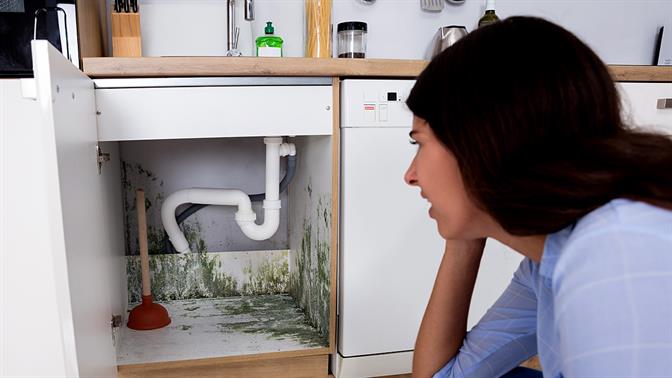 Πώς να διώξεις τη μούχλα από ρούχα και ντουλάπια