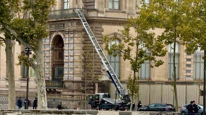 Οι νέες διαφημίσεις του κατασκευαστή του ανυψωτικού στο Λούβρο κάνουν πάταγο