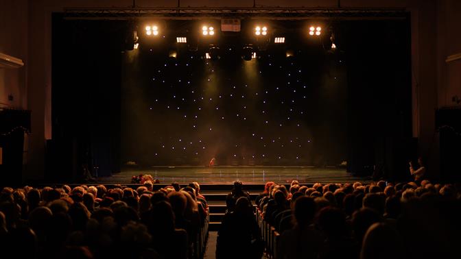 Πώς να διαλέξεις τι να (πρωτο)δεις στο θέατρο