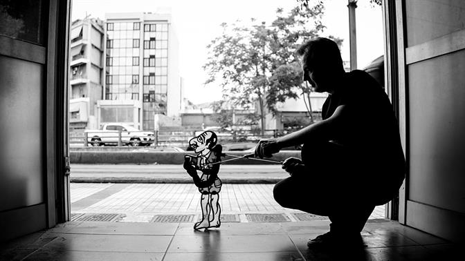 Paraga: Ο Καραγκιόζης του Τάσου Κώνστα γιορτάζει τα τριάντα του χρόνια στο πανί