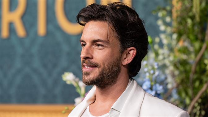 Ο Τζόναθαν Μπέιλι είναι ο πιο σέξι άνδρας του 2025 και μπράβο του