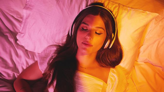 Είναι κακό να κοιμάμαι με μουσική ή με το YouTube ανοιχτό;