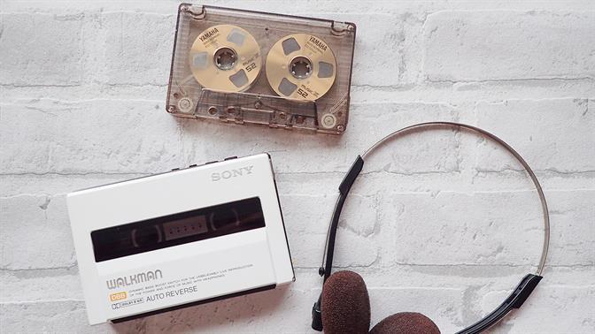Η δυναμική επιστροφή του ρετρό: Γιατί γυρίζουμε πίσω στα βινύλια και τα Walkman;