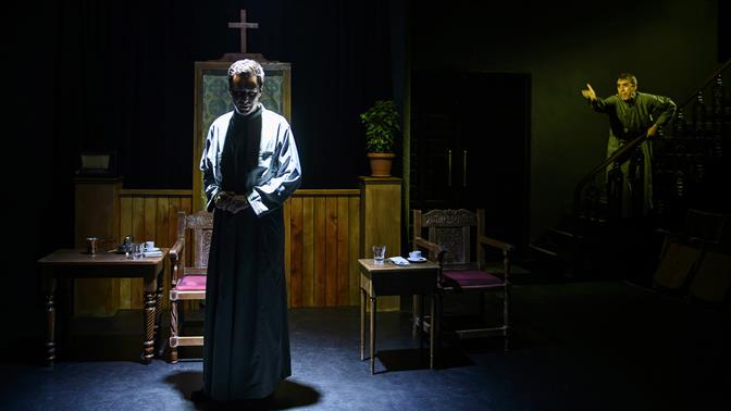 Ήλιος με δόντια: Ο Θανάσης Ζερίτης σκηνοθετεί το έργο του Γιάννη Μακριδάκη