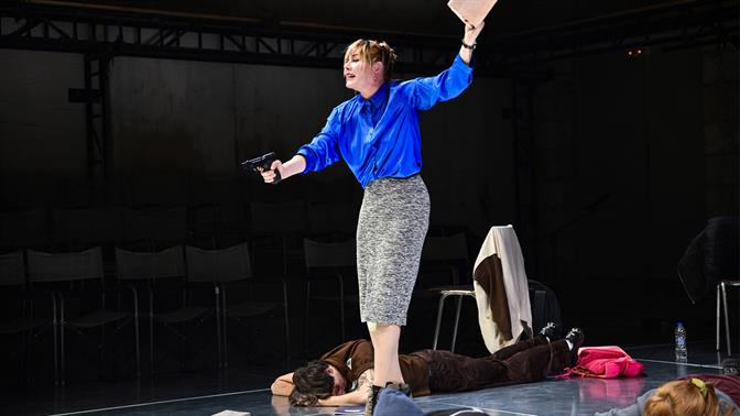 Η Μέρα της Φούστας: Μια παράσταση που επιτίθεται σε βεβαιότητες