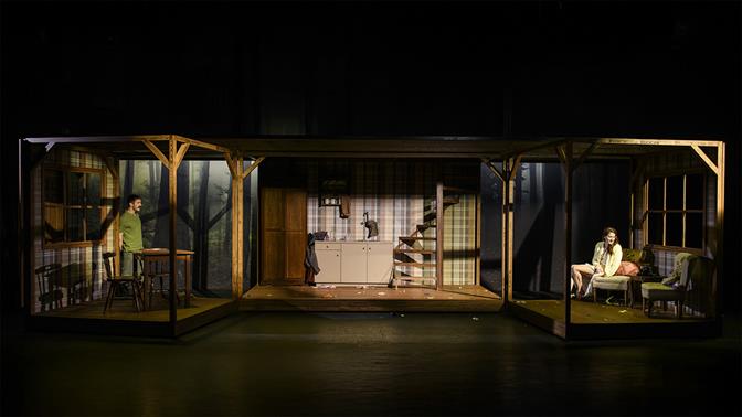 Είδαμε το «Στην Εξοχή» που σκηνοθετεί η Αικατερίνη Παπαγεωργίου στο Θέατρο Αποθήκη