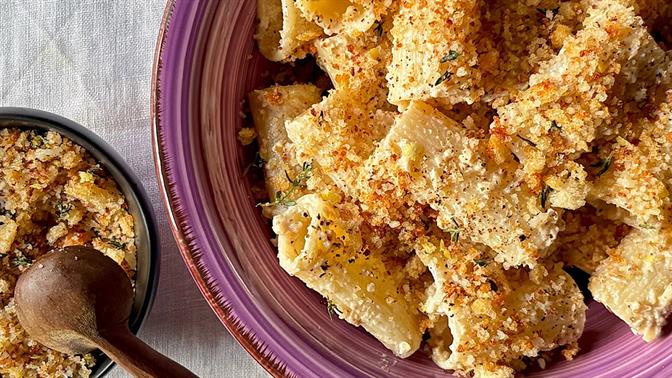 Φθινοπωρινή μακαρονάδα με καρύδια και αρωματικά ψίχουλα στο άψε σβήσε