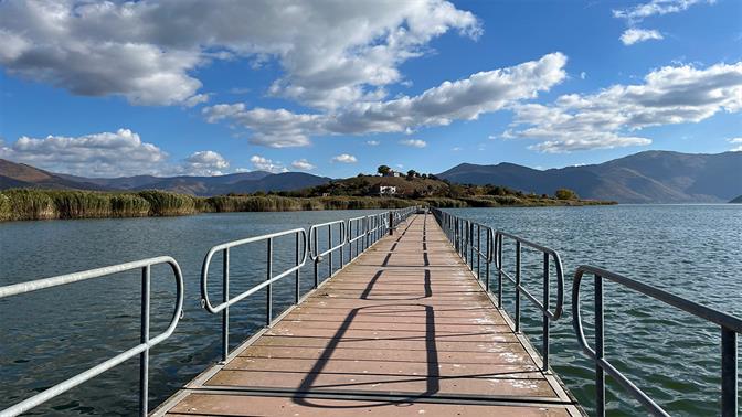 Ο Άγιος Αχίλλειος είναι νησί… αλλά όχι από εκείνα που έχεις συνηθίσει