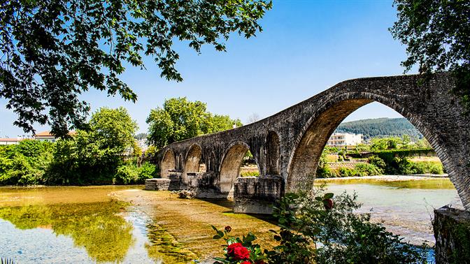 8 από τα ομορφότερα πέτρινα γεφύρια της Ελλάδας και οι ιστορίες τους