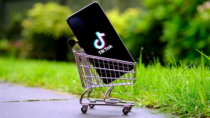 Πώς μας κάνουν τα βιντεάκια στο TikTok να αγοράζουμε πράγματα;