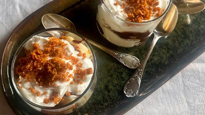 Γιορτινά γλυκά σε ποτήρι που κολάζουν και άγιο