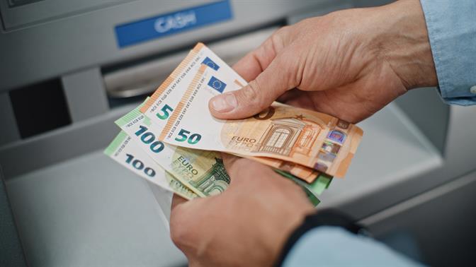 Επίδομα 250 ευρώ: Σήμερα καταβάλλονται τα χρήματα