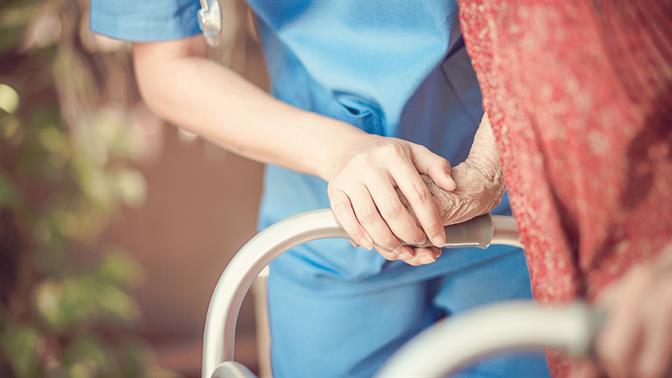 Πού θα βρω γυναίκα για φροντίδα ηλικιωμένου στο σπίτι