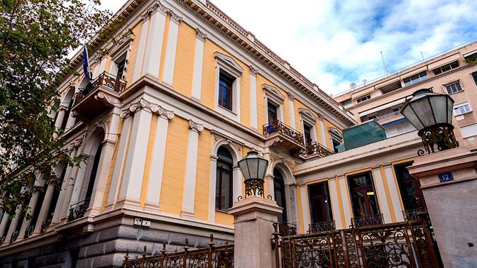 Τα ωραιότερα νεοκλασικά της Αθήνας και οι ιστορίες τους