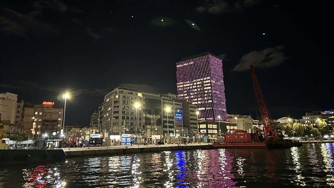 Φωταγωγήθηκε ο Πύργος Πειραιά για τα φετινά Χριστούγεννα (βίντεο)