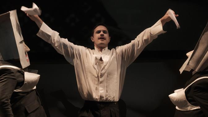 Πρεμιέρα για το «Εκείνος που έκλεψε τη μέρα και πλήρωσε τη νύχτα» στο Νέο Θέατρο Κατερίνα Βασιλάκου