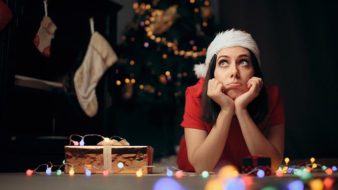 Μελαγχολία των γιορτών: Γιατί μας πιάνει και μικρά tricks για να την προλάβεις
