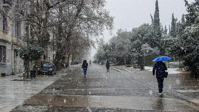 Ραγδαία αλλαγή καιρού στο φινάλε του 2025 με βοριάδες και «ήλιο με δόντια»