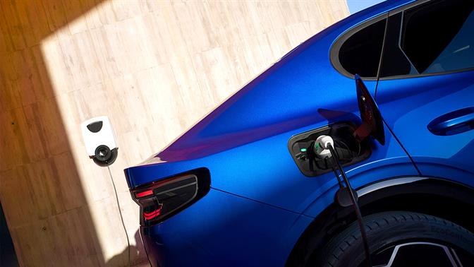 Ποια είναι η νέα χρέωση για την οδήγηση ηλεκτρικού ή plug-in υβριδικού αυτοκινήτου στη Μεγάλη Βρετανία;