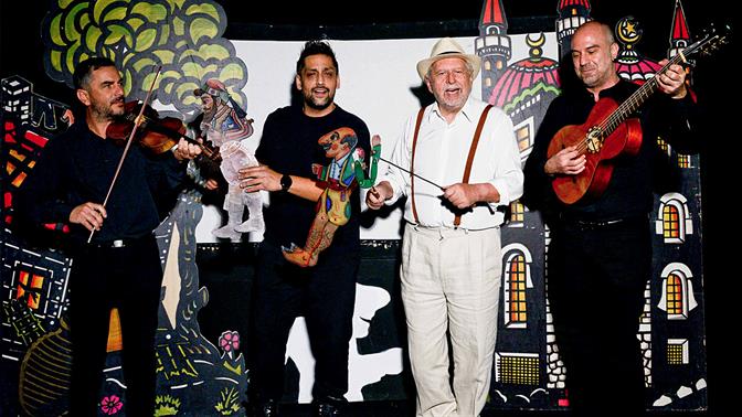 Καραγκιοζοπαίχτης νυν και αεί: Ο Πάνος Σκουρολιάκος ζωντανεύει τη ζωή του Θανάση Σπυρόπουλου