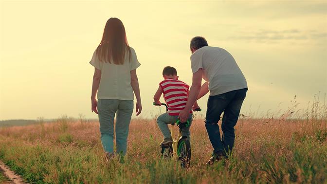 Φροντίδα vs αυτονόμηση: Το δίλημμα της ανατροφής