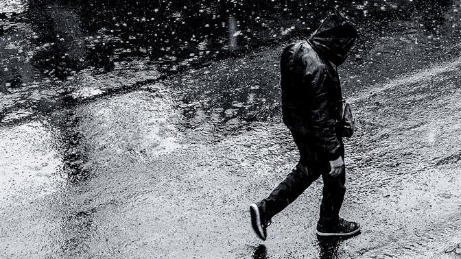 Πότε η μοναξιά είναι ανάγκη και πότε αρχίζει να γίνεται απομόνωση;