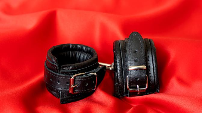 Γιατί μας τρομάζει και μας ανάβει ταυτόχρονα το BDSM;