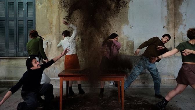 Στο εσωτερικό του Maurice Maeterlinck σε σκηνοθεσία Ελένης Παργινού στο Bios