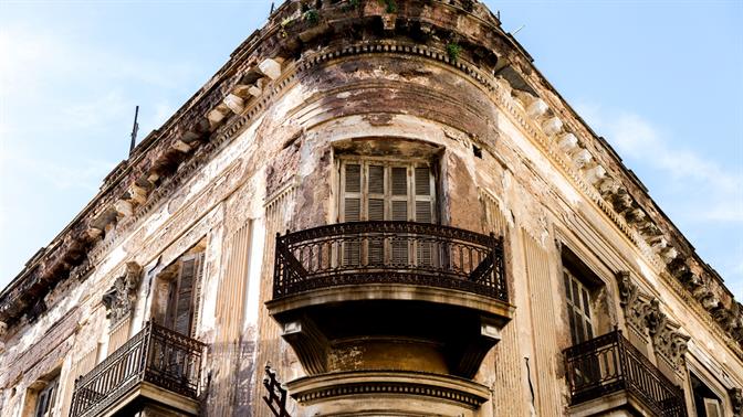 Η αισθητική της εγκατάλειψης: Γιατί μας μαγνητίζουν τα μισογκρεμισμένα κτίρια;