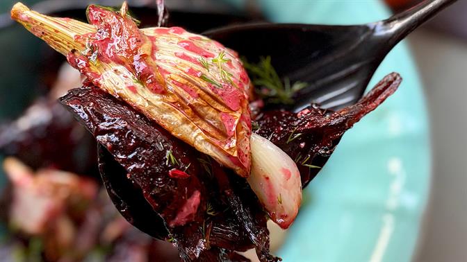 Χειμωνιάτικη ζεστή σαλάτα με dressing από σανγκουίνια, χάρμα οφθαλμών και νοστιμιάς