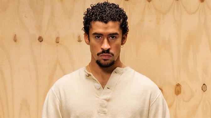 Ποιος είναι αυτός ο Bad Bunny και γιατί τον βλέπεις παντού σήμερα