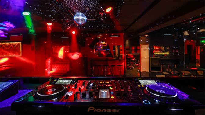 Ντίσκο στην Αθήνα: Χορεύουμε Μάικλ Τζάκσον και μας καμαρώνουν όλοι