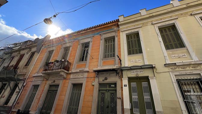 Μυστικά δρομάκια της Αθήνας: Η οδός Ρεμούνδου και τα χρωματιστά νεοκλασικά της