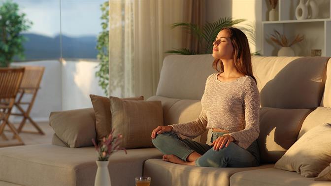 Πώς να βάλεις τον διαλογισμό στη ζωή σου χωρίς να νιώσεις αμήχανα