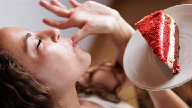 Η ζάχαρη σε εκτοξεύει και μετά σε ρίχνει; Τι λέει η επιστήμη;