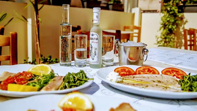 Πάμε για τσίπουρα και μεζεδάκια με την παρέα στην Αθήνα!